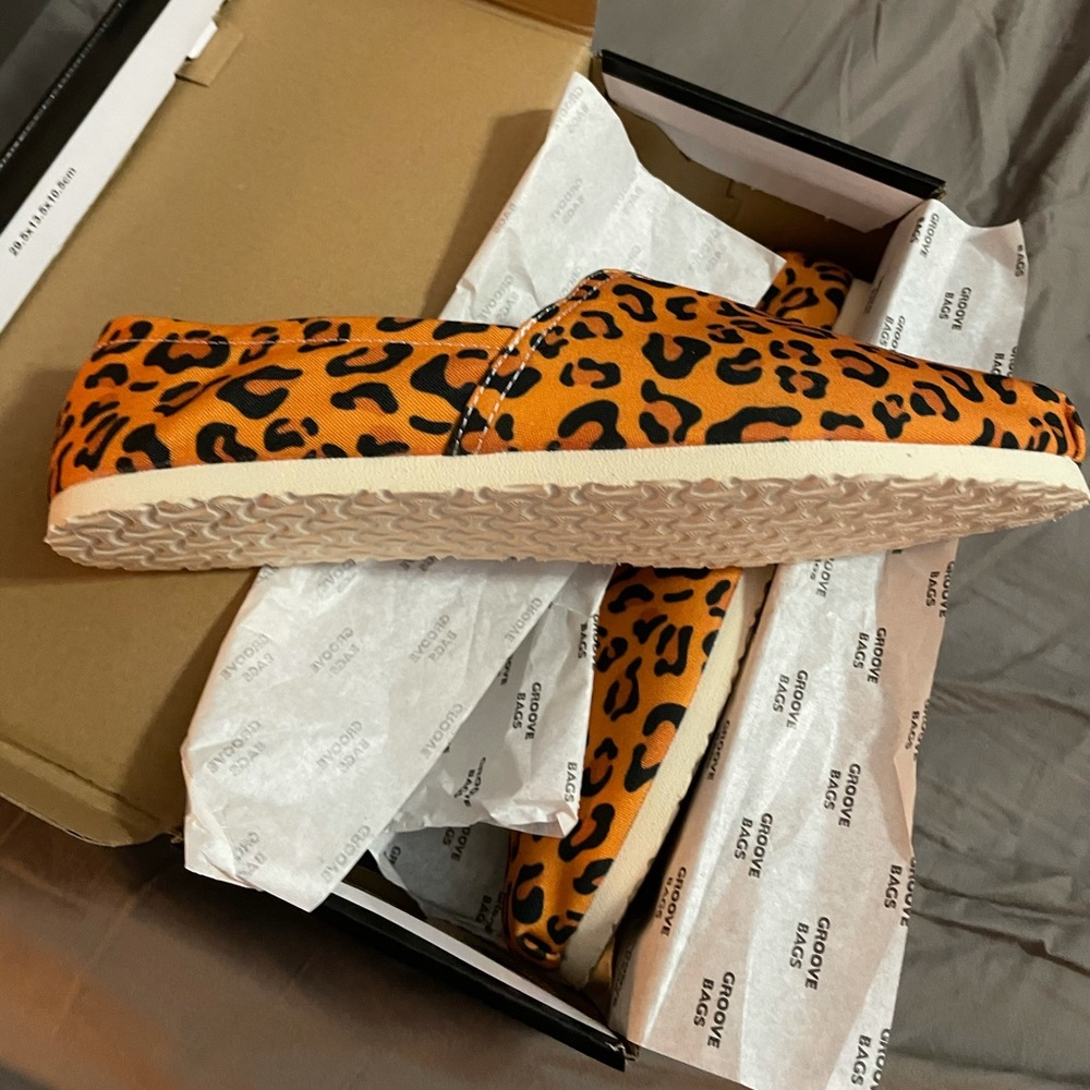 Groove Bags Slip on Cheetah Shoes size 10